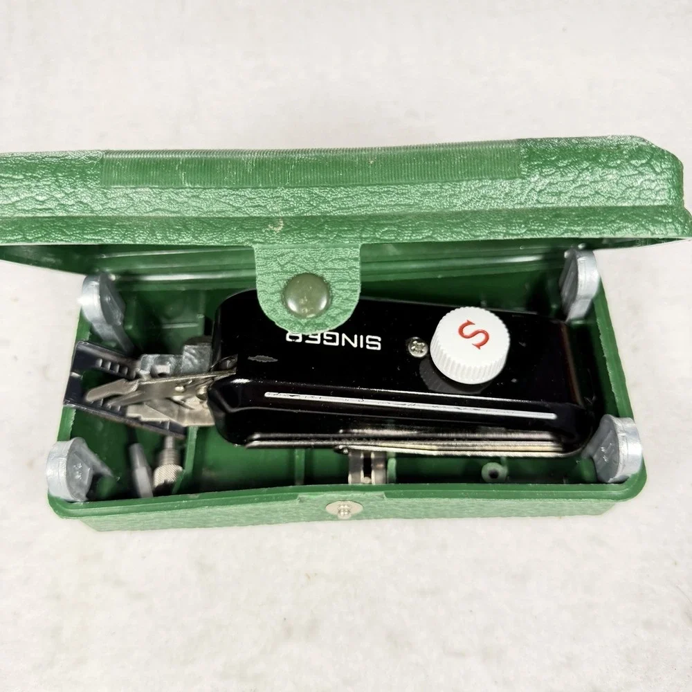 Singer Buttonhole Attachment w/ Instructions Templates Green Case 160506 Vintage
